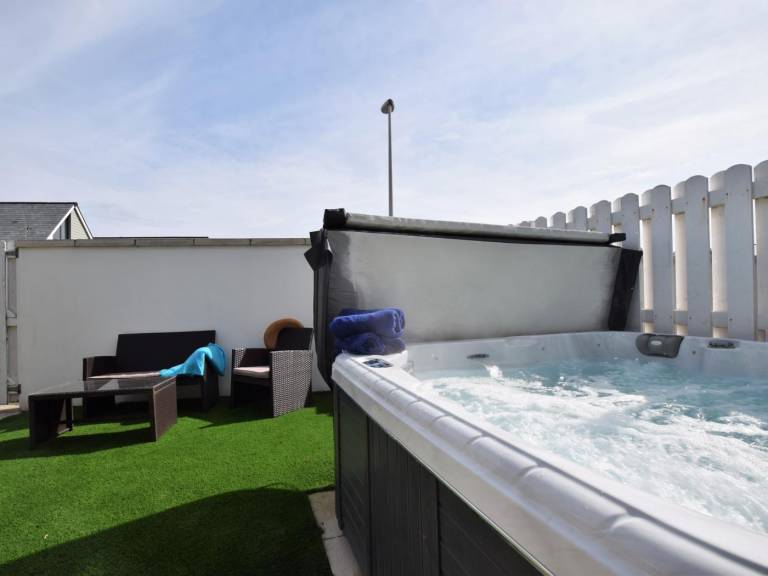 Cottage with garden & hot tub | Water view — photo 2