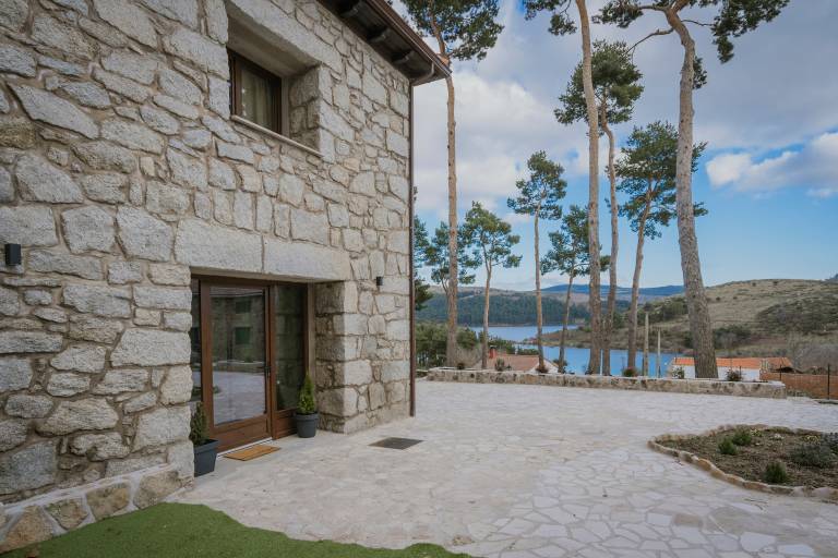 Fully equipped spacious villa with private pool, barbecue & yard | Lake view | Pets allowed — photo 3