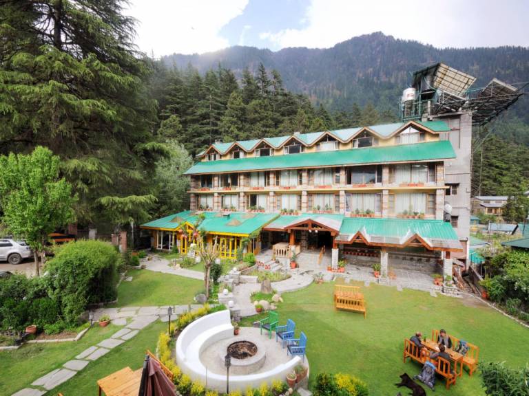 Lodge with yard in Manali