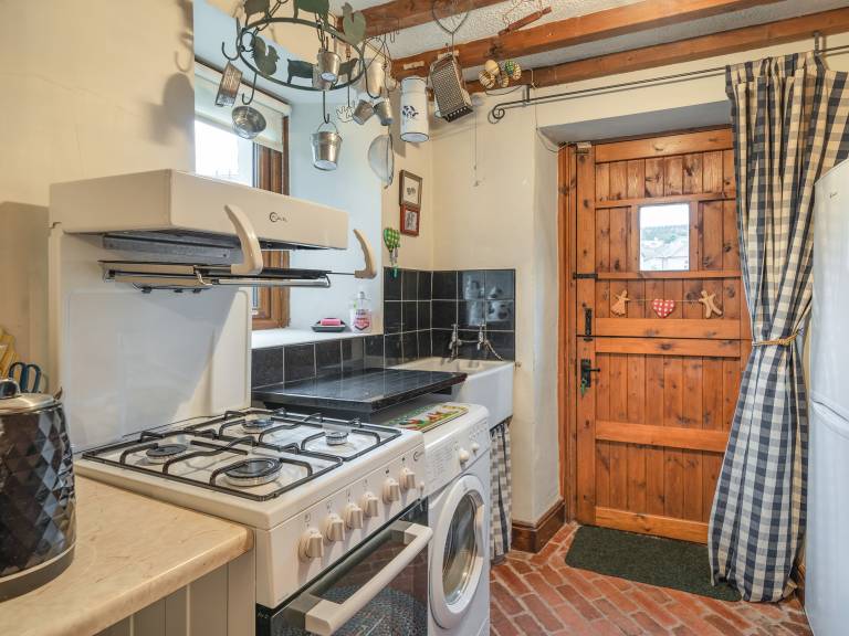 Cottage with garden — photo 4