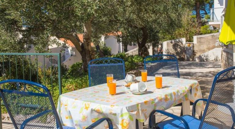 Rental apartment with barbecue & patio in Brela