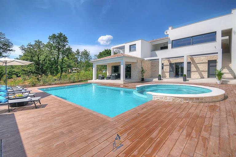 Luxury 5-BR villa with double pool and rooftop jacuzzi in Porec