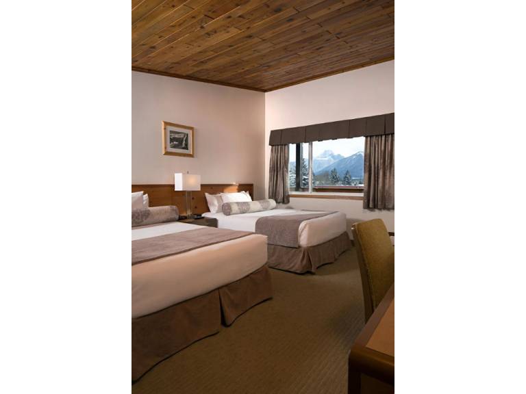 Hotel Room (2 Queens) — photo 2
