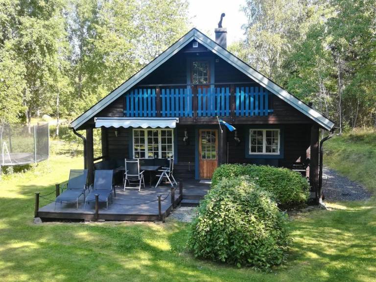 Naturnahes familienfreundliches Ferienhaus mit Sauna und Trampolin und Kajak