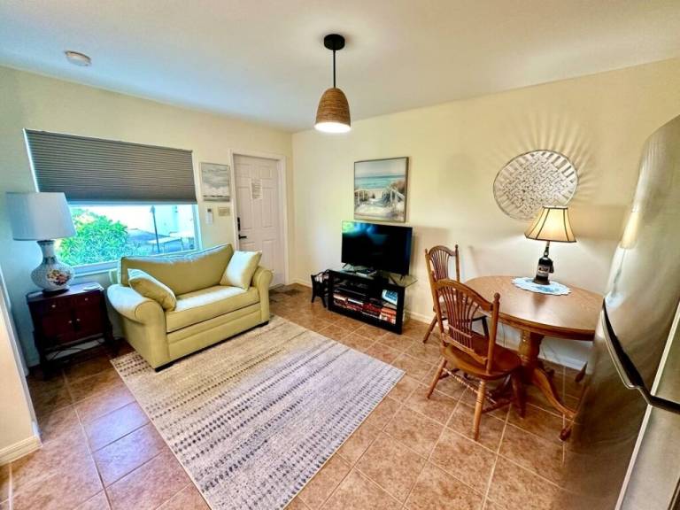 Holiday apartment with patio & garden | Water view — photo 5