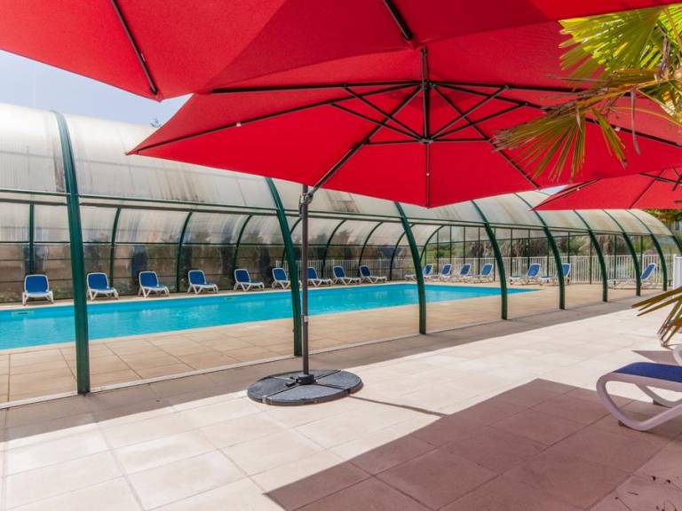 Child-friendly beautiful chalet with heated pool & patio | Pets are welcome — photo 3