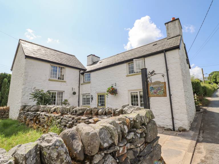 Cottage with garden — photo 2