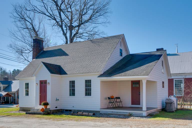 Charming Farmhouse Walk to Village Trails