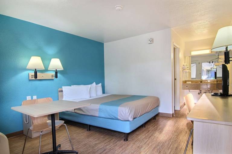 Motel Bayless Atkins