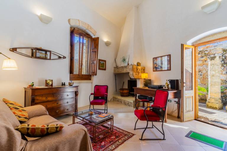 Apartment 'Antica Corte Dell'800' with Private Terrace, Wi-Fi and Air Conditioning in Patu