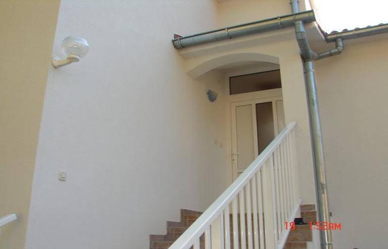 Apartment with patio, garden & barbeque | Garden view — photo 2