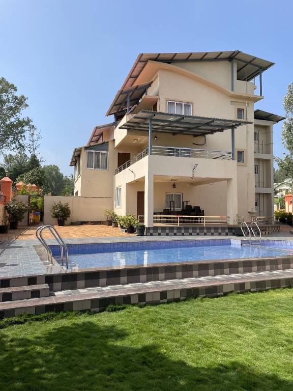 Spacious villa with garden & pool | Pets are welcome in Jaoli