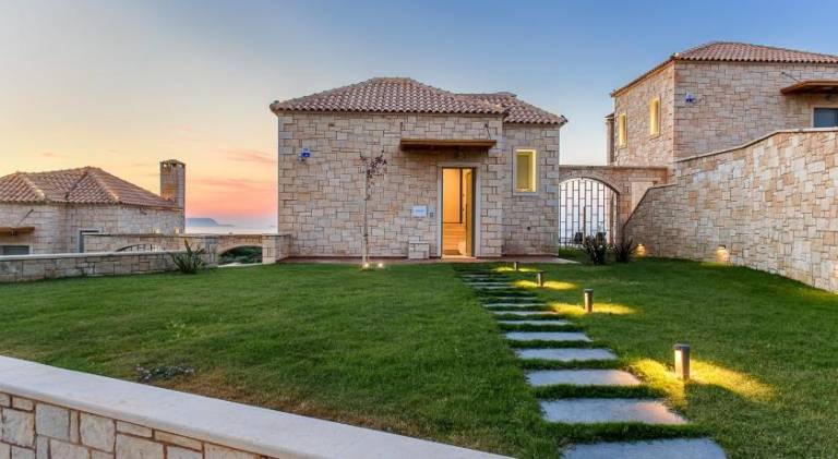 Nice villa with pool, yard & grill | Pets allowed — photo 4