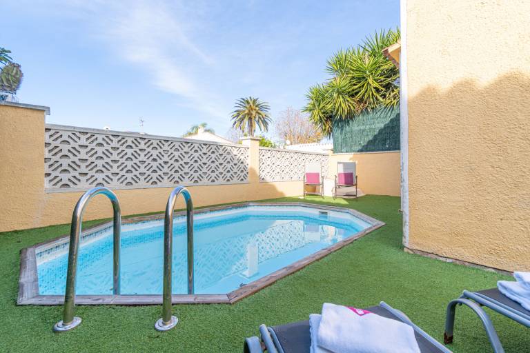 Villa with BBQ, private pool & yard | Pets allowed — photo 2
