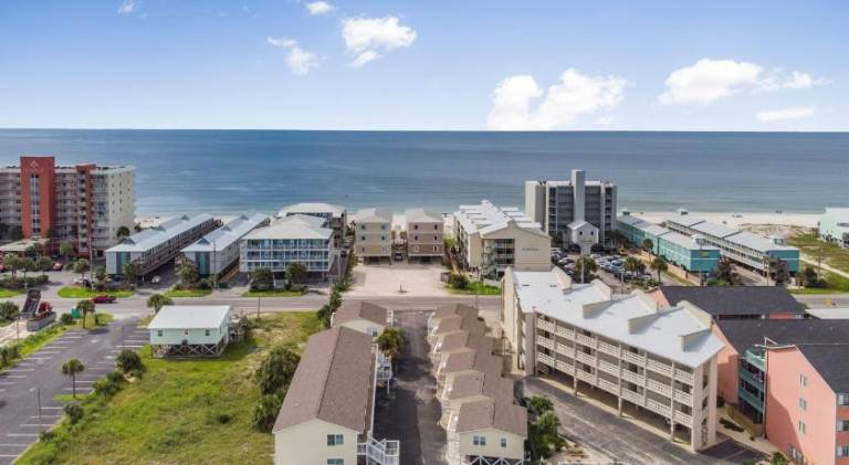 Apartment with pool in Gulf Shores, AL