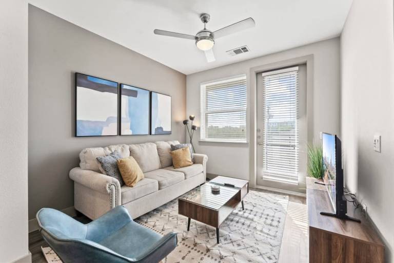 Trendy 1BR king suite close to DT w fast WiFi