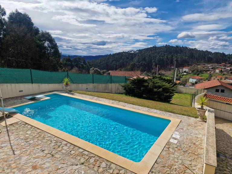 Vacation home with BBQ, terrace & private pool | Nature view — photo 5