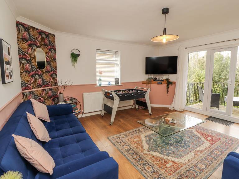 Cottage with BBQ & yard in Windermere