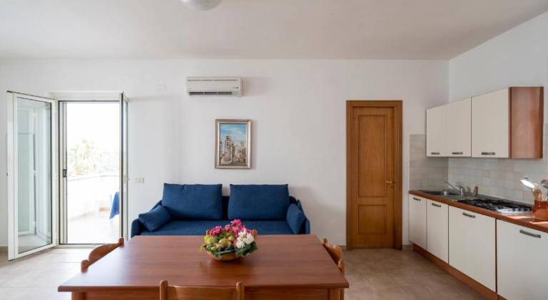 Serviced apartment with pool, terrace & yard — photo 5