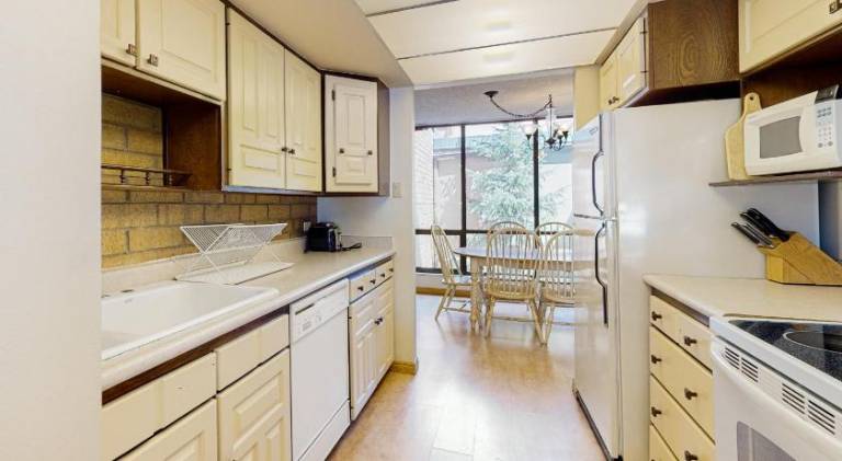 Rental apartment with hot tub & pool — photo 4