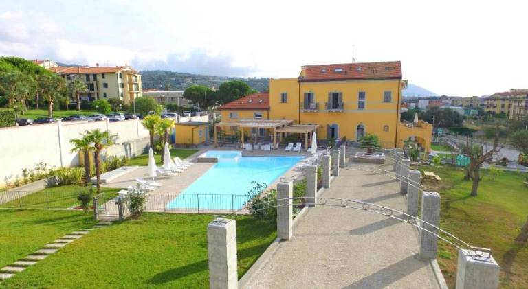 Beautiful serviced apartment with patio, private pool & yard | Pets are welcome in Diano Marina