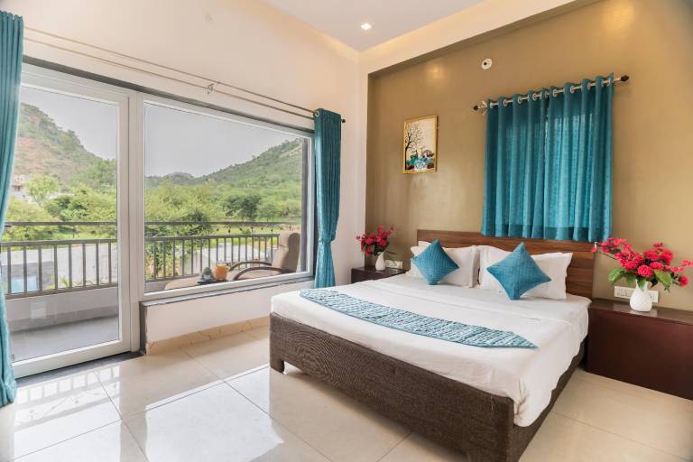 Villa with barbecue, garden & pool | Water view | Perfect for remote work — photo 2