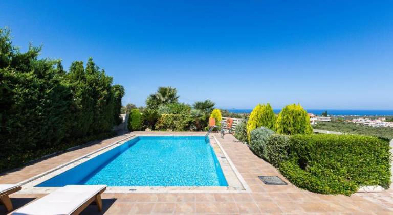 Villa with barbeque, garden & private pool | Good for workation in Rethymno