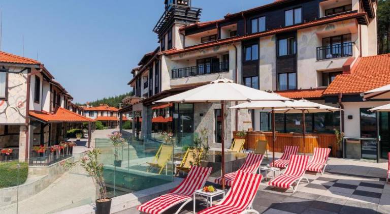 Family-friendly spacious serviced apartment with hot tub, yard & pool | Pets are welcome — photo 4