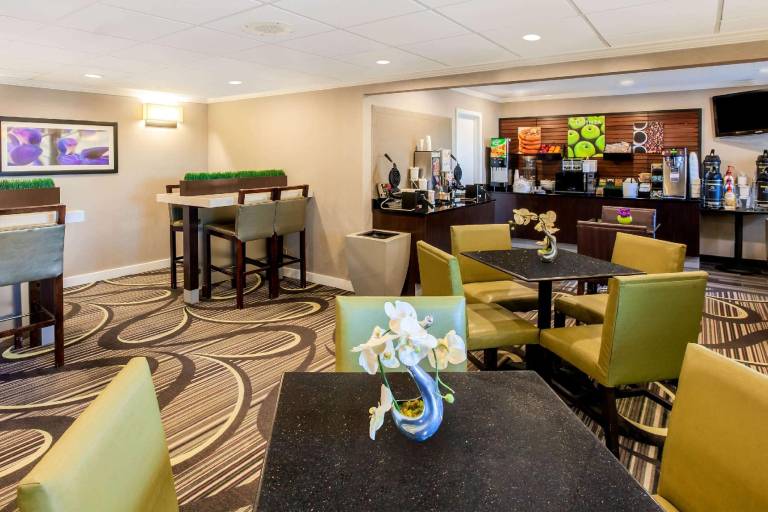 La Quinta Inn & Suites by Wyndham Houston Baytown East — photo 5