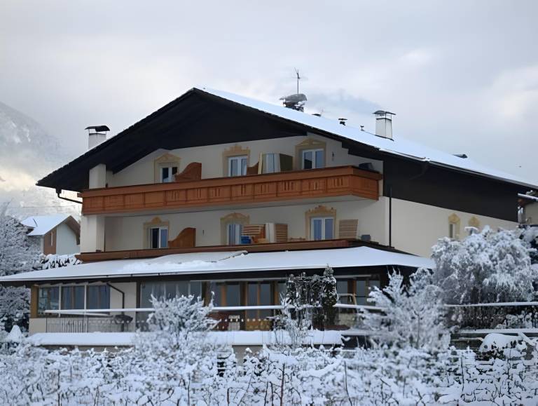 Serviced apartment with garden & patio | Pets allowed in Naz Sciaves