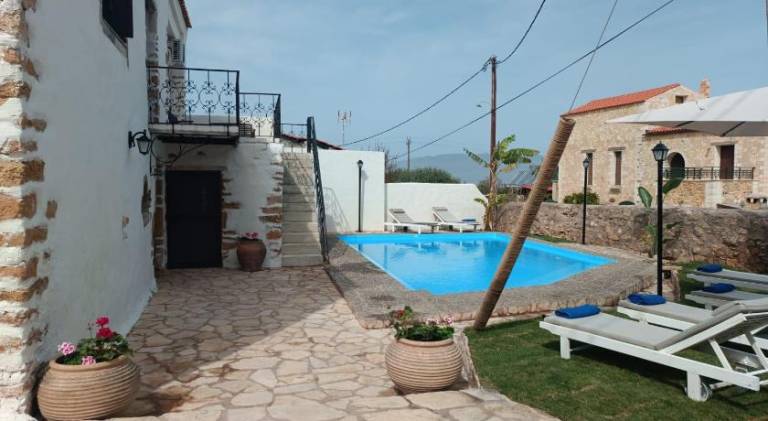 Villa with pool — photo 4