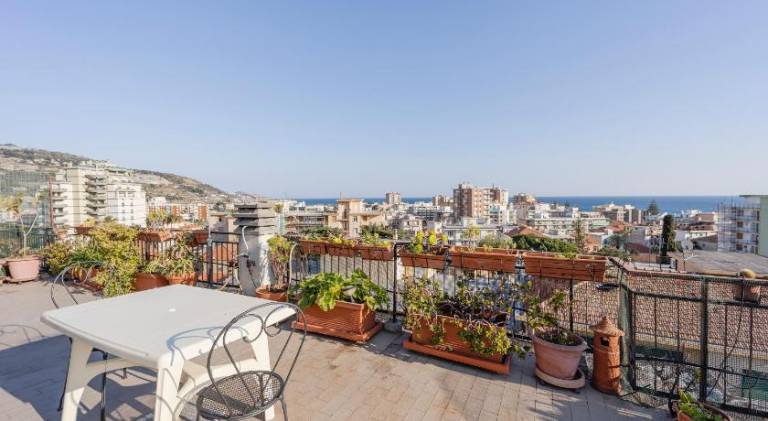 Beautiful holiday apartment with terrace | Next to the beach | Dogs allowed in Taggia
