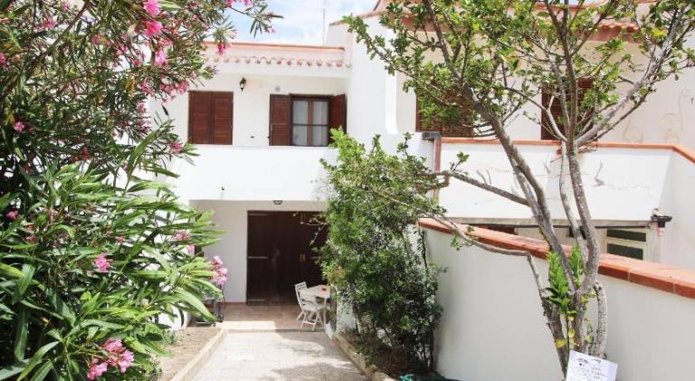 Holiday apartment with barbecue, patio & garden — photo 3