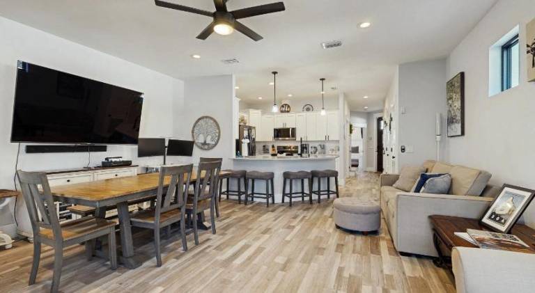 Gorgeous coastal home dog friendly private hot tub & close to beach in Bay City, AL