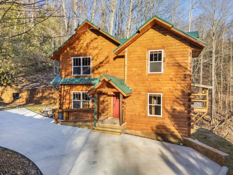 NEW Luxury GBurg Cabin Private Pool-Theater-Games- Hot Tub — photo 2