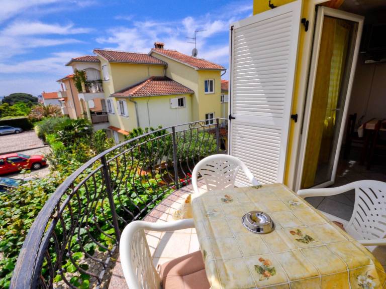 Rental apartment with patio — photo 3