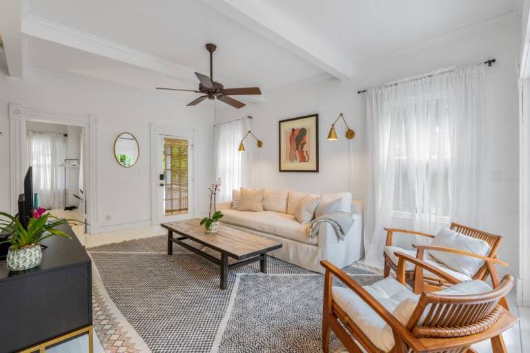 Family-oriented vacation home with grill, private pool & terrace | Next to Southernmost Point | Pet-friendly — photo 3