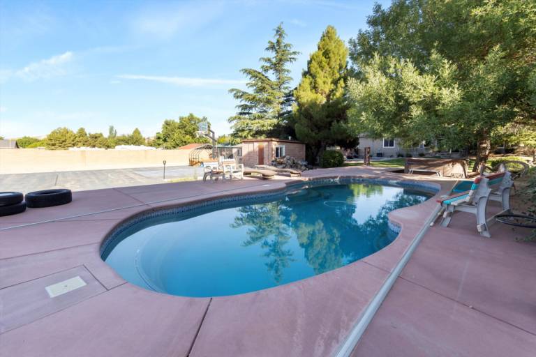 House with pool in Washington, UT