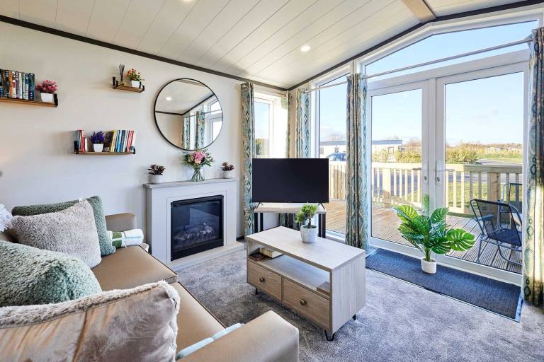 Stylish Dog-Friendly Lodge with Spacious Deck near Pickering in Scenic North Yorkshire — photo 2