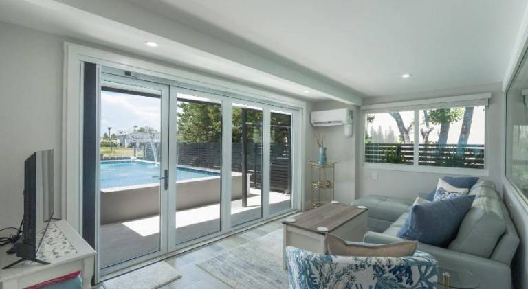 House with pool — photo 2