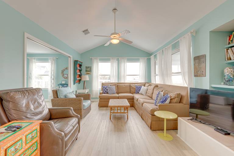 Steps to Galveston Beach: Dog-Friendly Gem w/ Yard — photo 3
