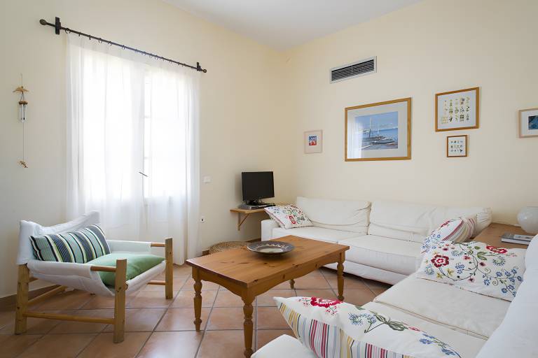 Fully equipped vacation home with garden, barbecue & terrace | Mountain view | Beach nearby | Pet-friendly — photo 3