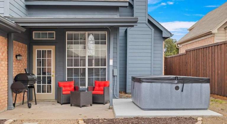 Big vacation home with jacuzzi | Pets are welcome — photo 4