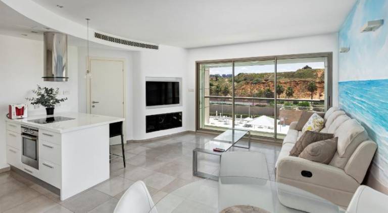 Beautiful 2bd family apt by the beach - pool & parking & gym in Herzliya