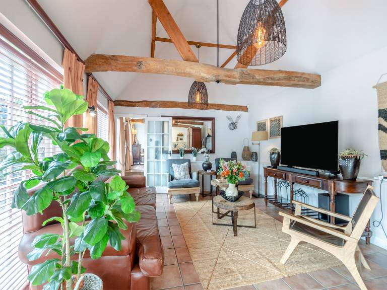 Family-friendly cottage with yard & pool | Pets allowed — photo 2