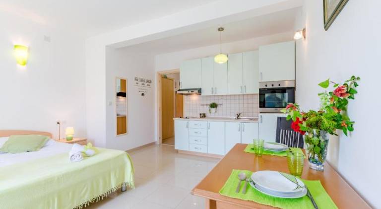 Rental apartment with yard & patio | Close to the beach | Good for workation | Pets allowed in Supetar