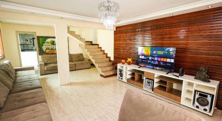 Ample vacation home with pool | Pets are welcome — photo 3