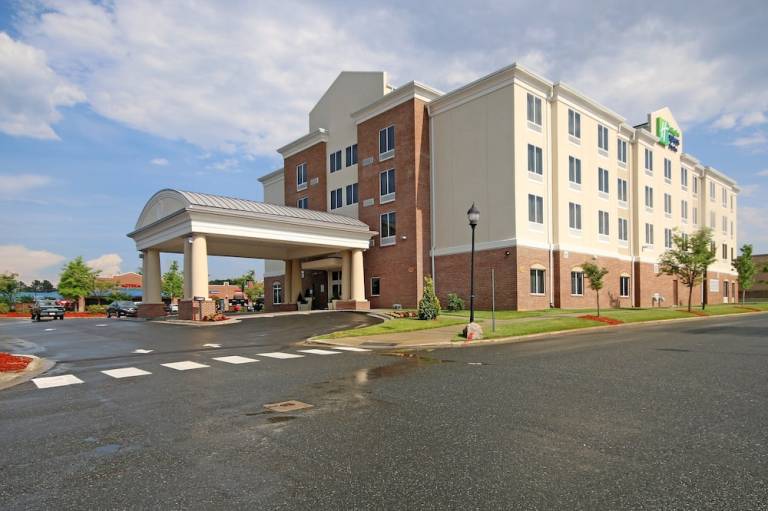 Holiday Inn Express & Suites Charlotte North by IHG