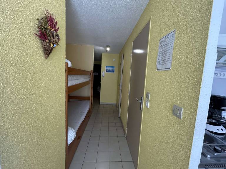 Downtown 1BR Apartment with Bunks, Near Beach & Port, Private Parking Included — photo 5
