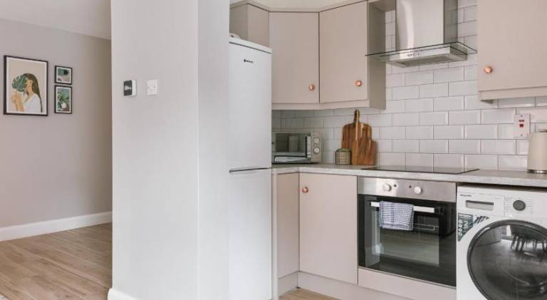 Luxurious 2 Bedroom City Centre Apartment Walking Distance to Everything Sleeps 6 — photo 3